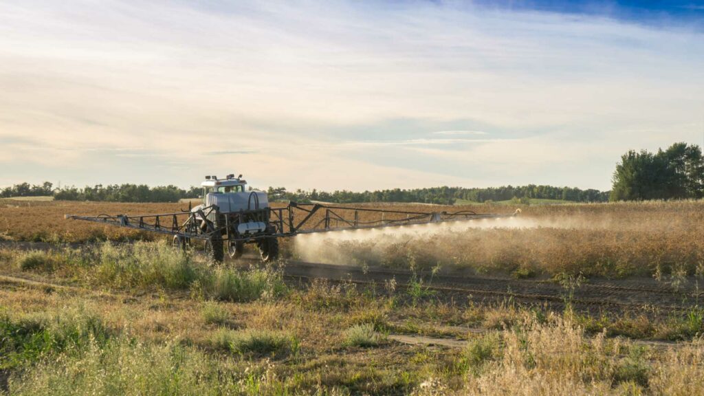 Opryskiwacz w trakcie zabiegu chemicznej desykacji pola ziemniaków.